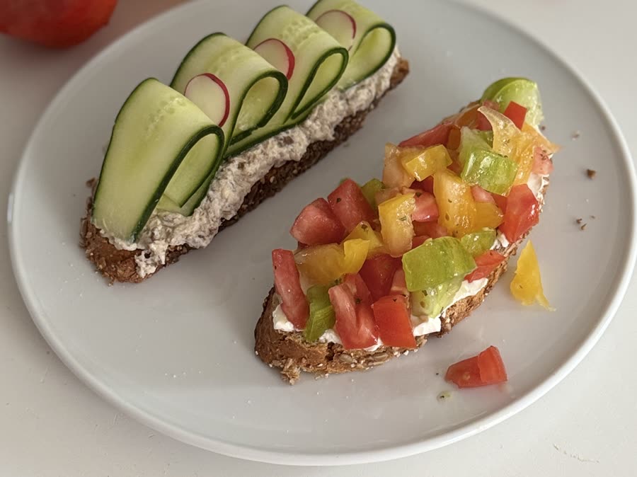 Tartines gourmandes tomates et concombre, recette healthy en famille
