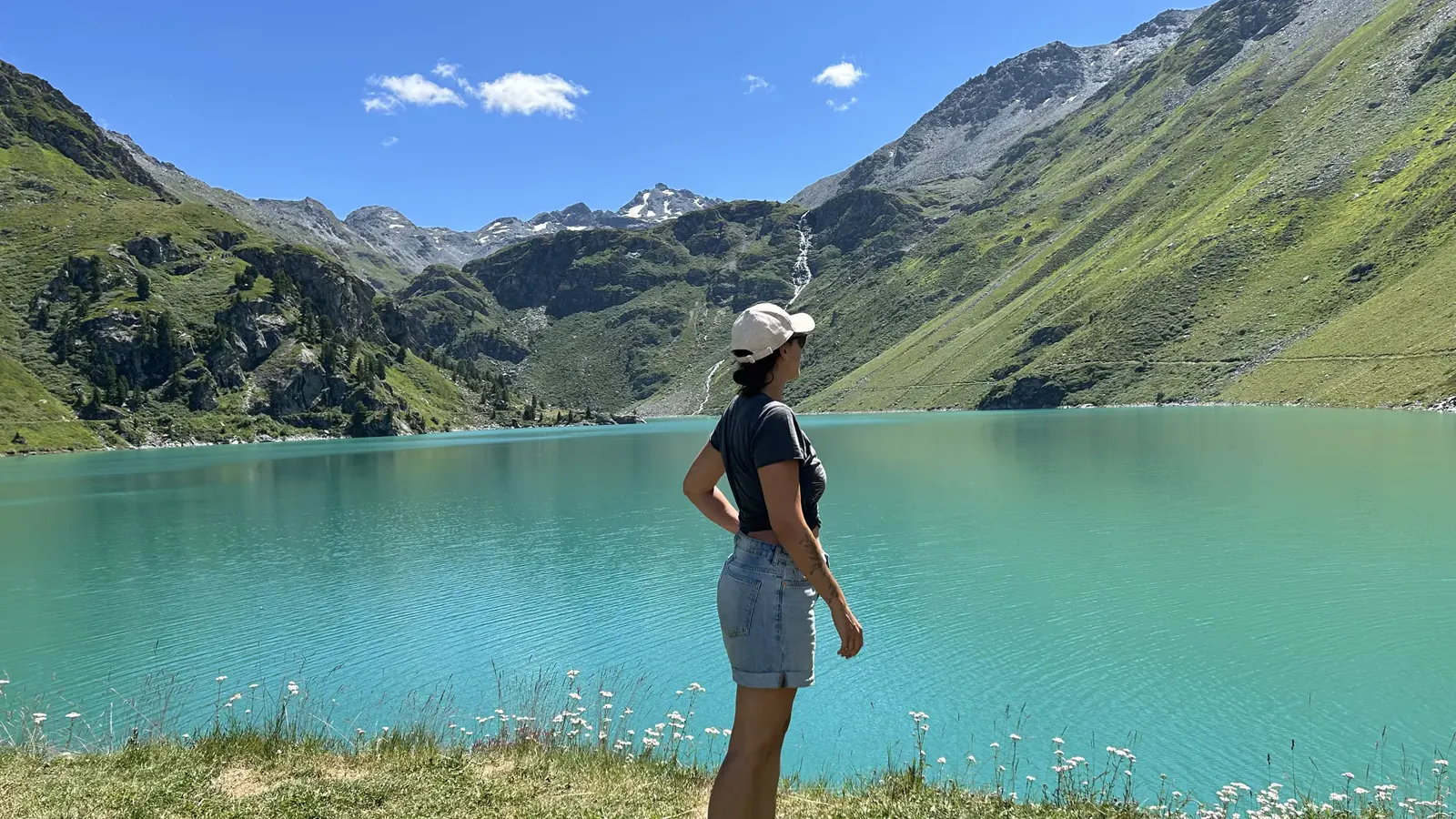 Randonnée en famille dans les Alpes suisses