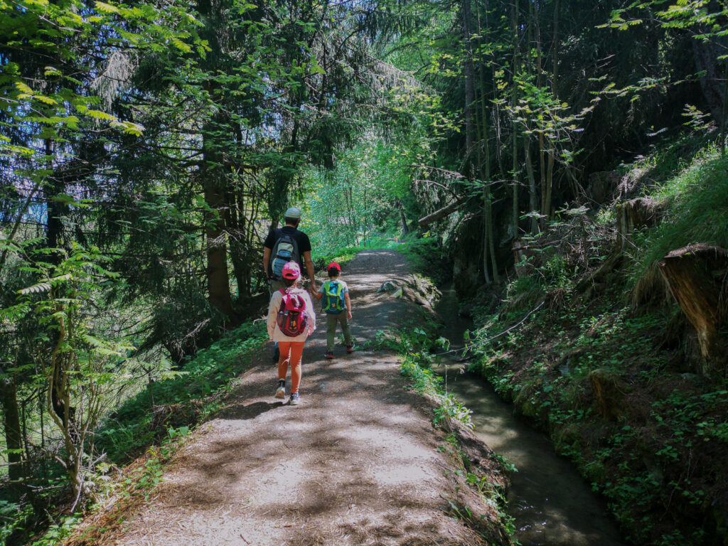 Randonnée en famille le long du bisse de Vex