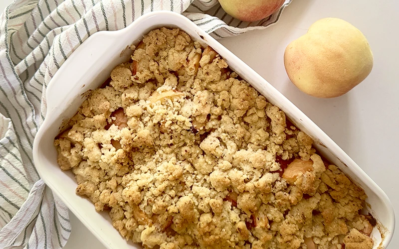 Crumble aux pêches de vigne, croustillant et fondant