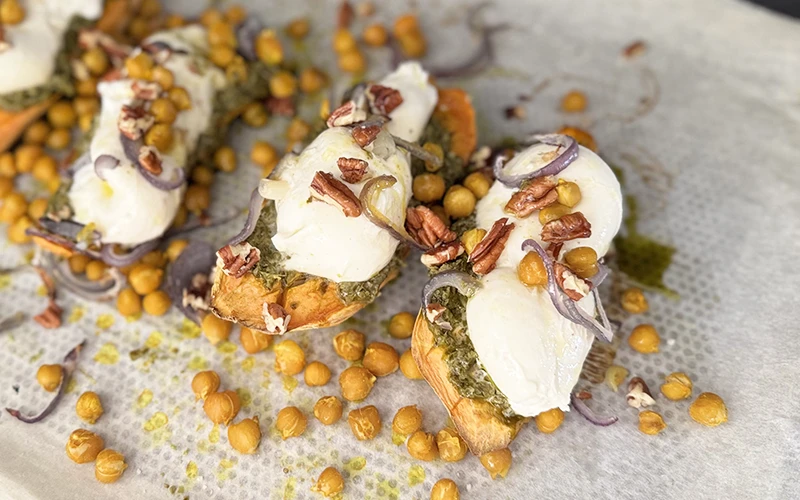 Patate douce rôtie, pesto et burrata