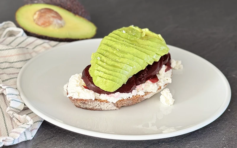 Tartine colorée à l'avocat, betterave et ricotta