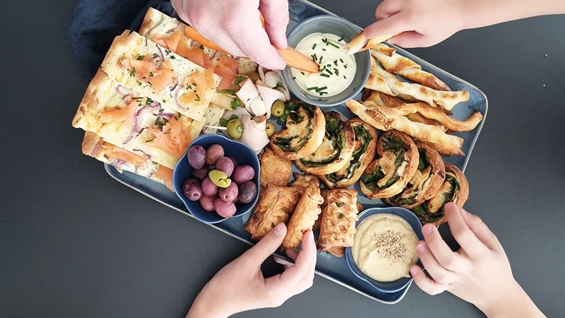 apéro dînatoire avec bouchées à la pâte feuilletée