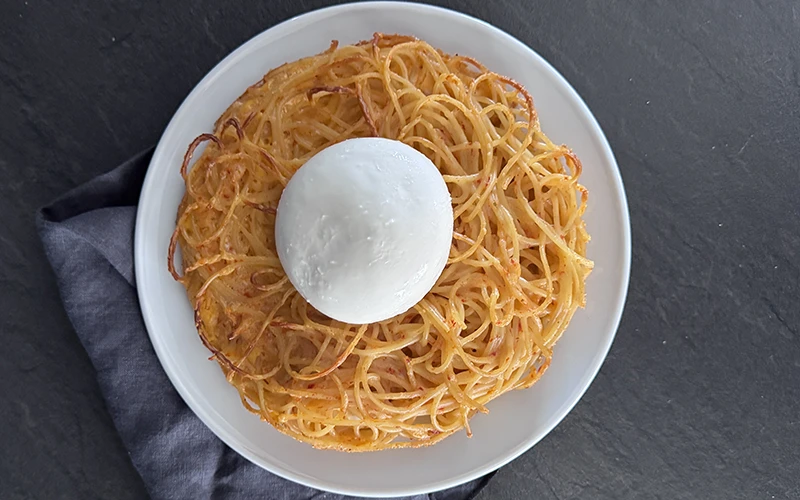 Frittata di pasta dorée sortant du four