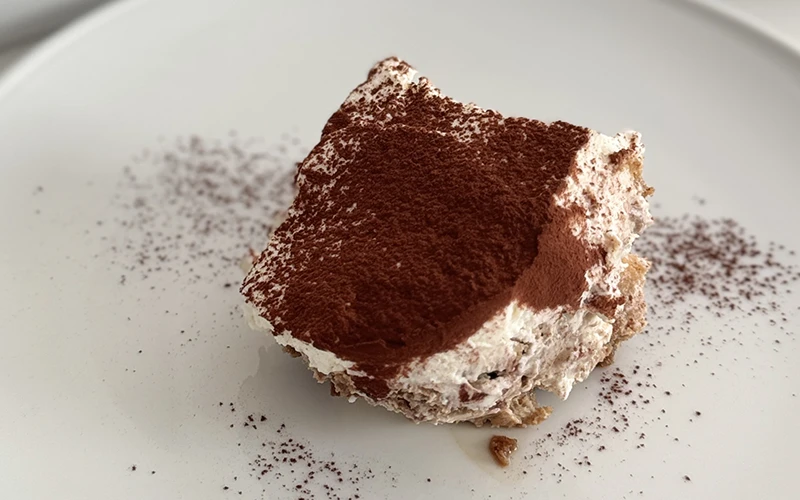 Tiramisù sans œufs dans un plat, prêt à déguster