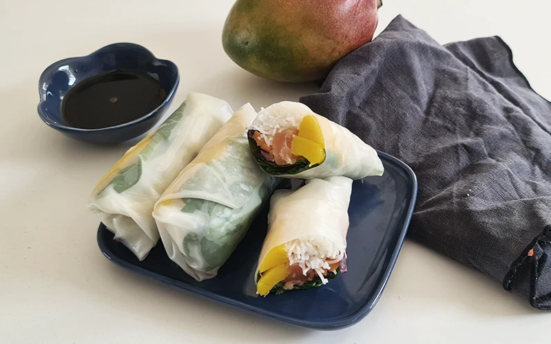 rouleau de printemps saumon et à la mangue