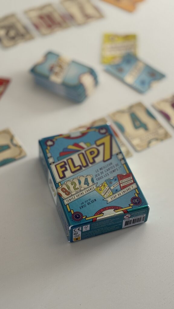Jeu de cartes Flip 7 sur une table en famille